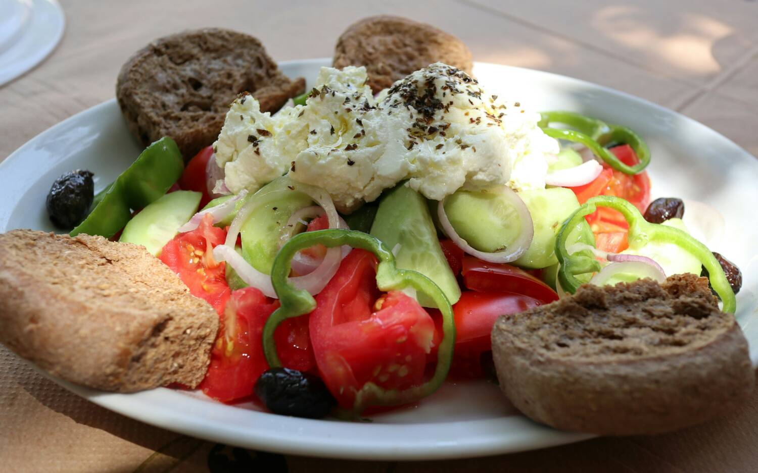 Griechische Musik und Gyrosspieße im Kalamata Greek Grill in Eimsbüttel / ©Unsplash/ Yevheniia