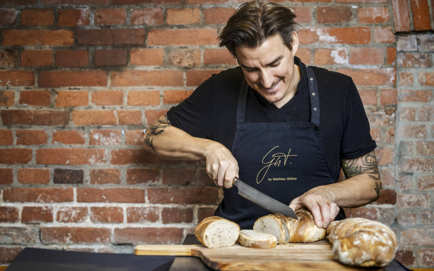 Matthias Gfrörer will mit den Teilnehmenden seines Kochkurses aromatische Winterküche zubereiten / ©Sven Schomburg