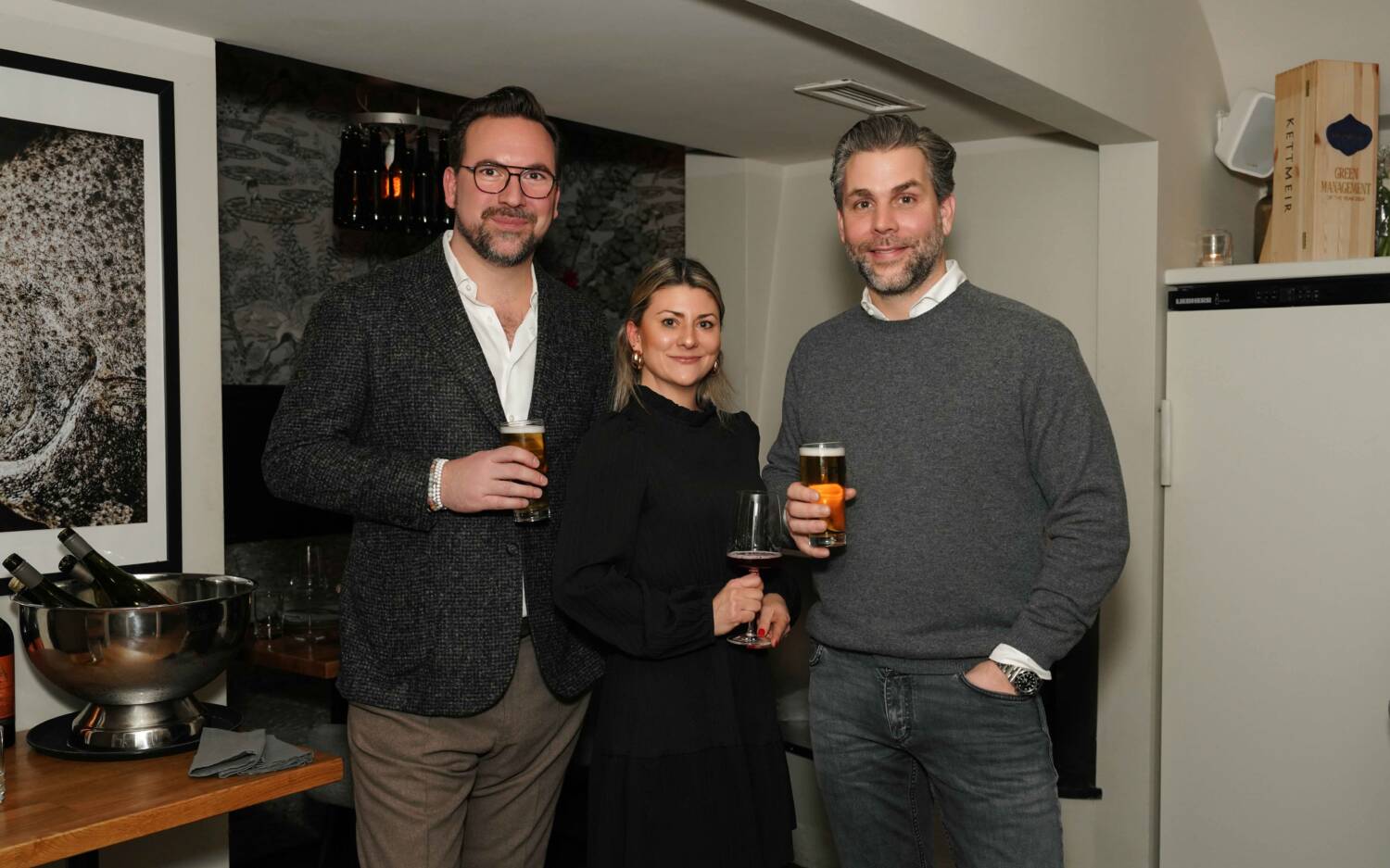 Tim Lang, Betriebsleiterin Jessica Metz und Hannes Schröder feiern gemeinsam zehn Jahre Küchenfreunde im Lehmweg / ©Lanskaya Photography