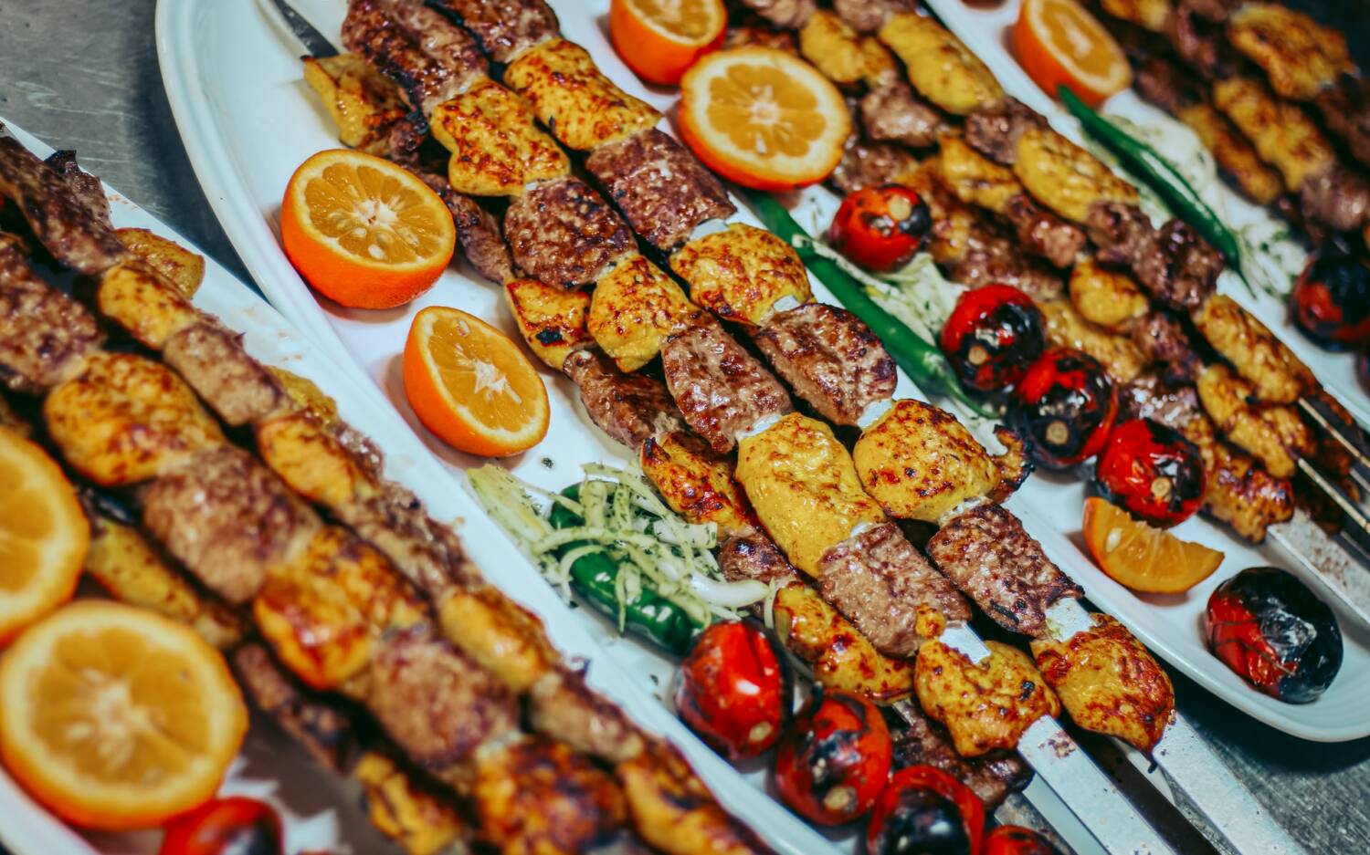 Vielerorts als iranisches Nationalgericht bezeichnet: Tschelo-Kabab, am Spieß gegrilltes Lammfleisch. Dazu wird Reis serviert / ©Unsplash