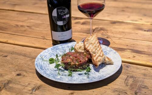 Das Beef Tatar vom Weinbistro Vineyard in Eimsbüttel passt hervorragend zu einem leichten und frischen Rotwein /©Stefan Köhler