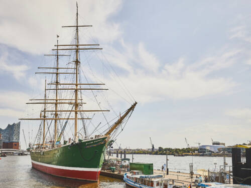 Die Rickmer Rickmers gehört zu den Sehenswürdigkeiten an den Landungsbrücken / ©Mediaserver Hamburg/Julia Schwendner