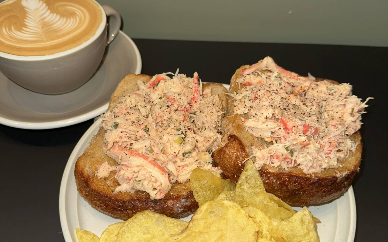 Jeden Mittwoch gibt’s in der Black Hat Coffee Espressobar in Eimsbüttel den Nordic Crab Toast  /©Black Hat Coffee