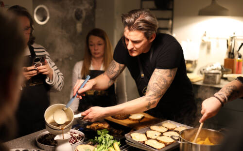 Matthias Gfrörer setzte beim Kochkurs Wintergemüse in Szene / ©Johanna Zobel