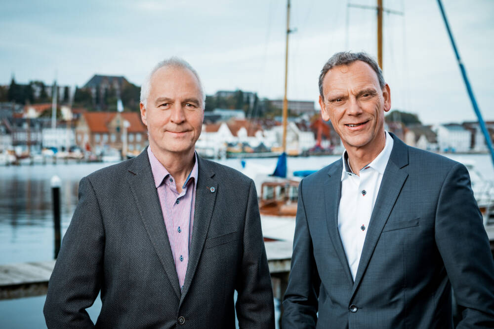 Michael Seip (l.), Geschäftsführer für den Bereich Technik und Jörn Schumann (r.), Geschäftsführer für den Bereich Marketing und Vertrieb / ©Flensburger Brauerei