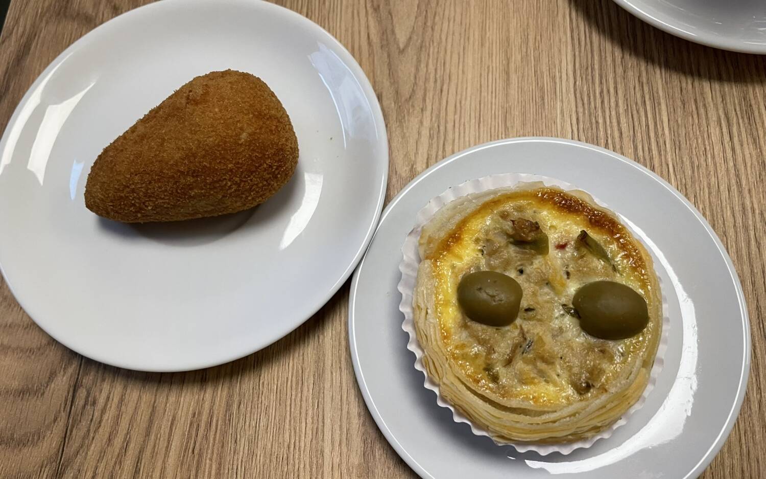 Portugiesische Coxinha, ähnlich wie Kroketten und Pastel mit Thunfisch und Oliven gibt es in der Cafeteria Kalimera Bom Dia / ©Alina Fedorova