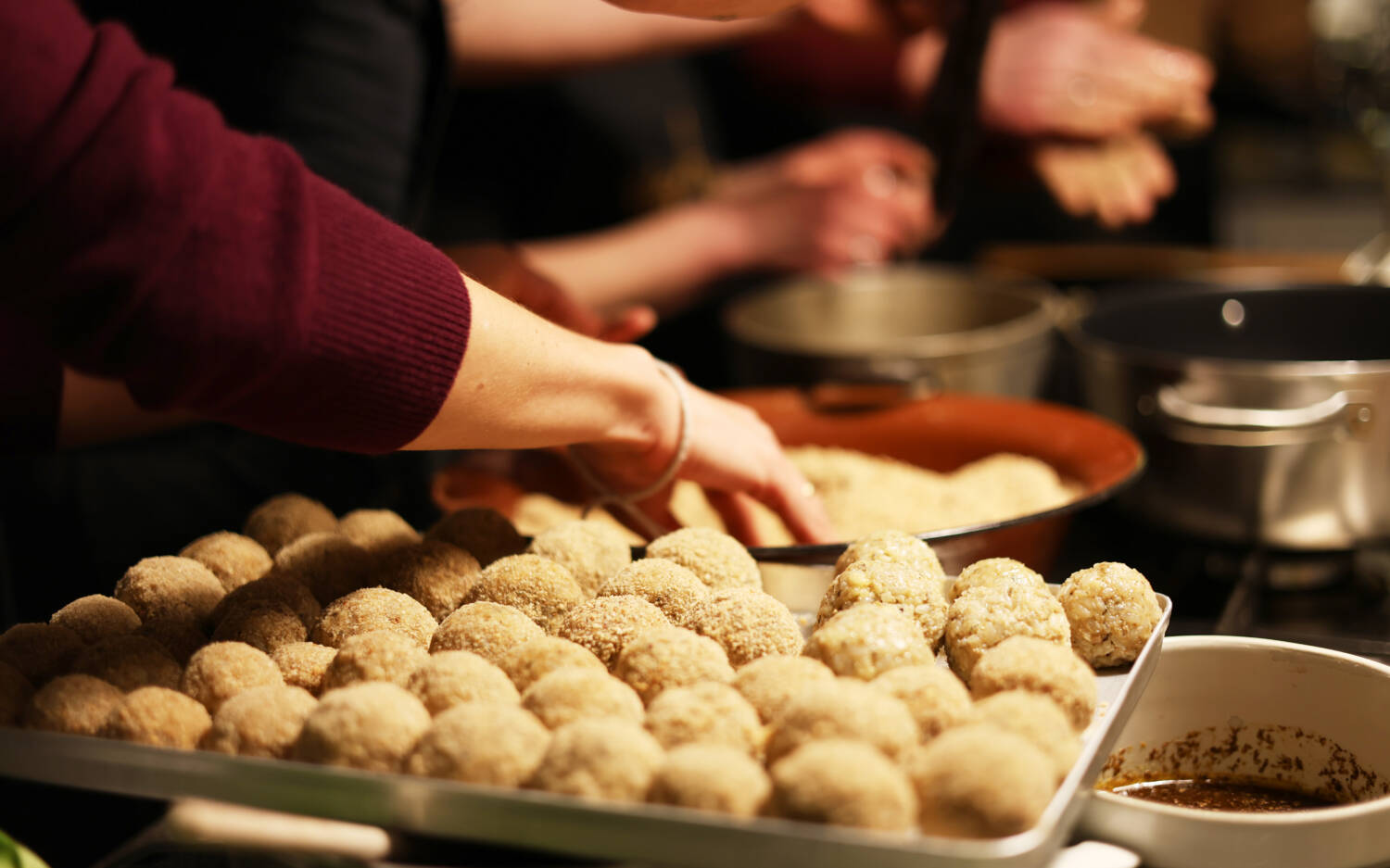 Runde Sache: Die Reisbällchen wurden gerollt und frittiert / ©Johanna Zobel